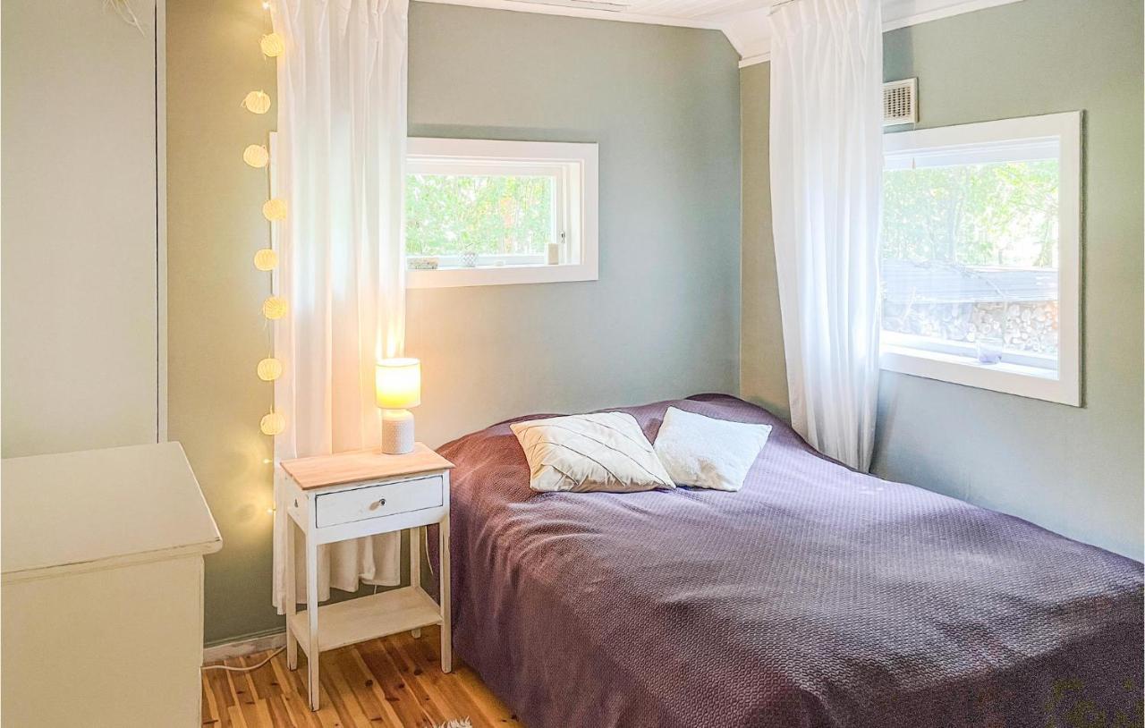Cozy Home In Oerebro With Wifi Extérieur photo