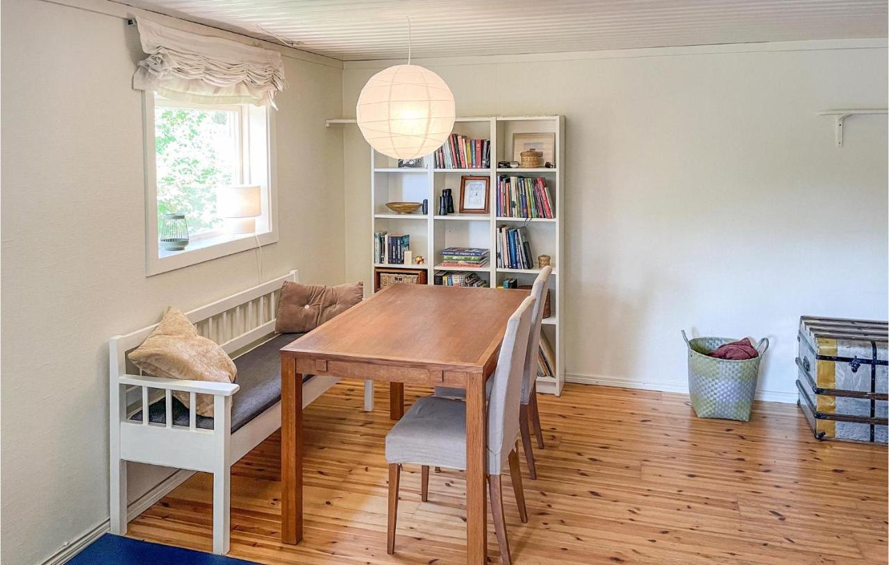 Cozy Home In Oerebro With Wifi Extérieur photo